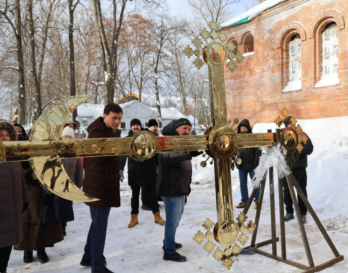 Участники культурной инициативы у восстанавливаемого храма