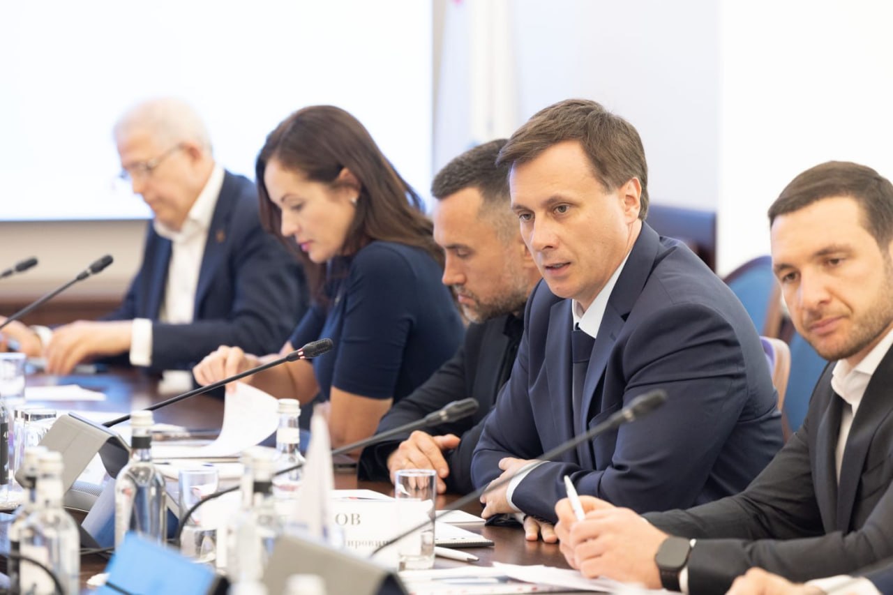 Александр Ульянов участвует в деловом обсуждении